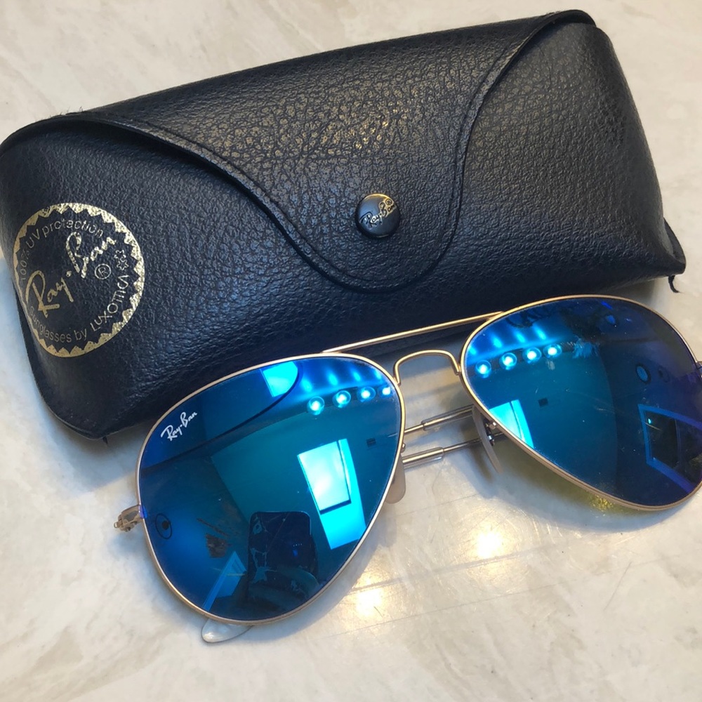 Blue mirrored Ray Ban aviators